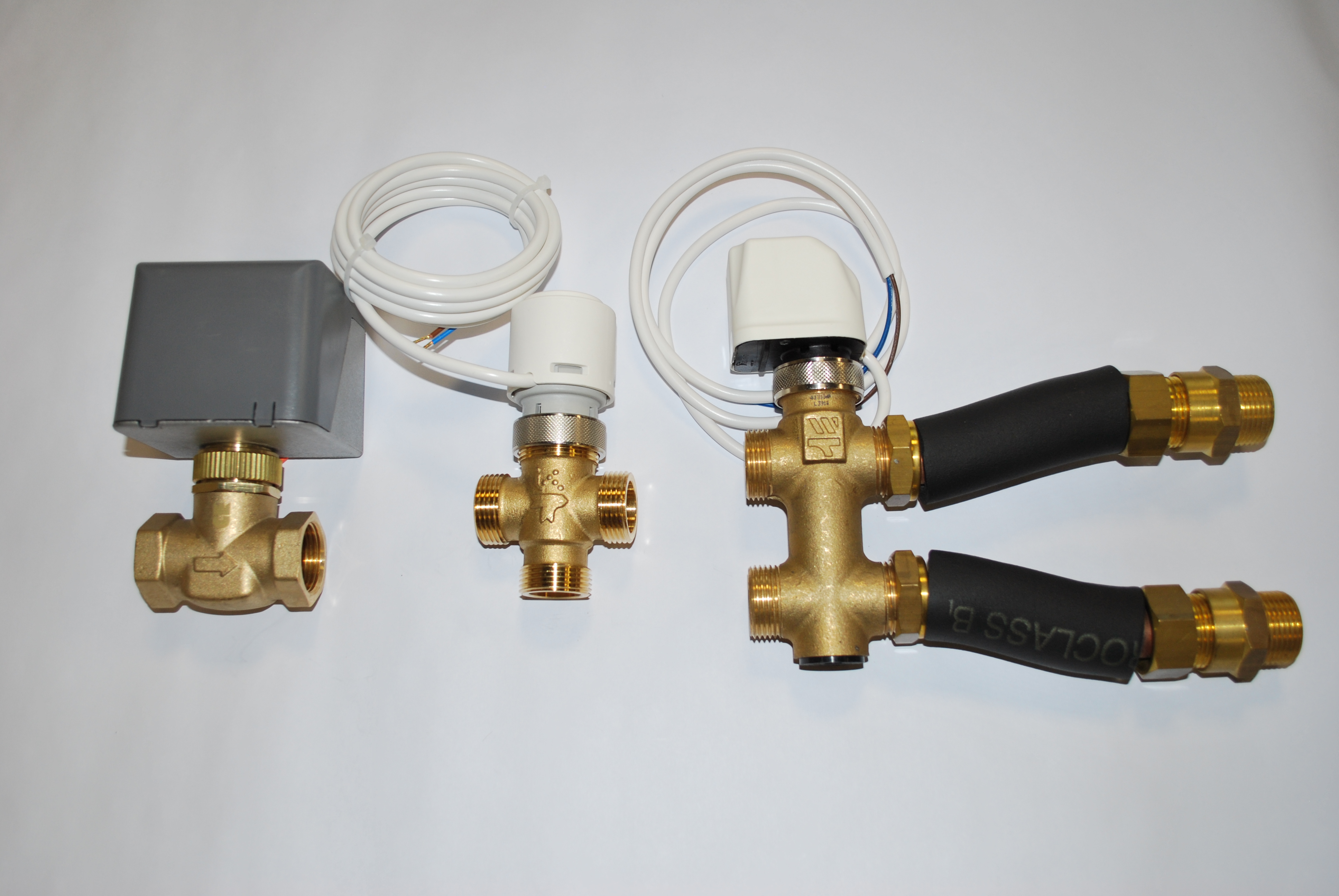 Виды клапанов для фанкойлов: слева направо двухходовой, трёхходовой, трёхходовой четырёхпортовый